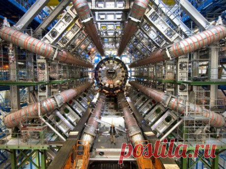 На этих выходных самый мощный в мире ускоритель частиц начнет разгонять лучи протонов в его 27-километровом кольце / Физика невозможного!