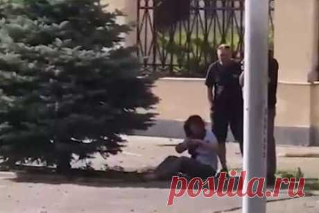 Число пострадавших из-за мощного взрыва в Таганроге выросло. Число пострадавших из-за мощного взрыва в Таганроге выросло до пяти человек. Сейчас на месте происшествия разбирают завалы. Мощный взрыв прогремел в районе улицы Адмирала Крюйса около аквапарка «Лазурный» вечером 28 июля. По словам местных жителей, взрывная волна выбила стекла в близлежащих домах.