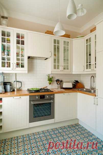 В квартире площадью 80 квадратов дизайнеры грамотно организовали жилое пространство: обустроили эргономичную 6-метровую кухню, разделили большую детскую на две комнаты и продумали системы хранения