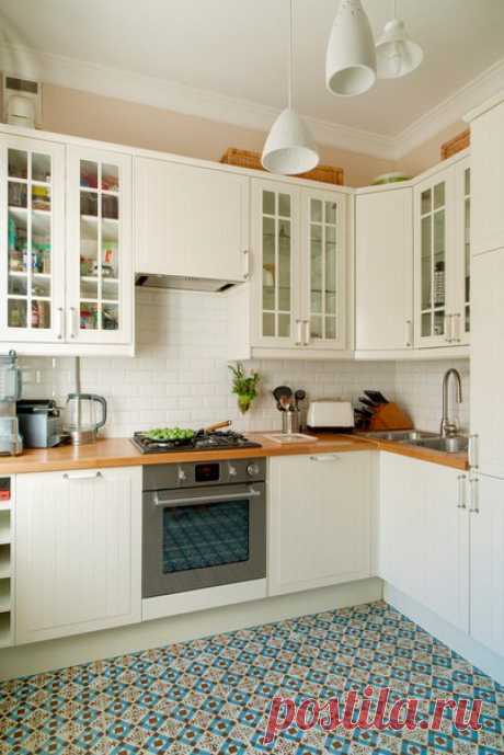 В квартире площадью 80 квадратов дизайнеры грамотно организовали жилое пространство: обустроили эргономичную 6-метровую кухню, разделили большую детскую на две комнаты и продумали системы хранения