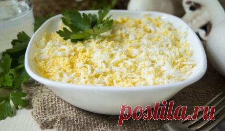 Салат Курочка ряба с грибами пошаговый рецепт (7 фото) Салат Курочка ряба с грибами - рецепт приготовления иллюстрированный детальной поэтапной инструкцией с фотографиями. Попробуй - это просто и вкусно!