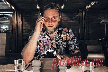 Популярный комик рассказал о доходах в КВН. Резидент интернет-шоу «Что было дальше?» Илья Макаров высказался о заработке в КВН. По мнению юмориста и бывшего участника КВН, в «Клубе веселых и находчивых» сложно зарабатывать деньги. Комик рассказал, что кавээнщикам приходится тратить деньги на взносы, поездки и проживание для игр.