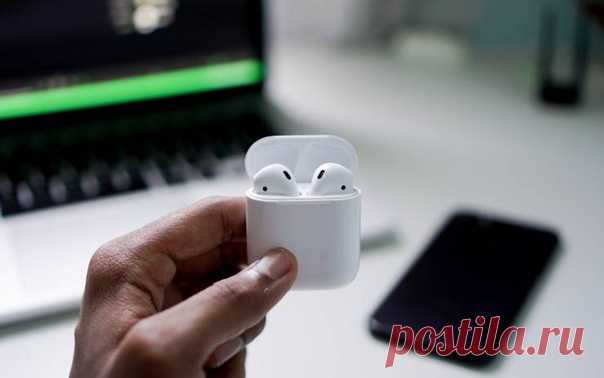 Бета iOS 12 подтвердила скорый выход обновленного чехла для AirPods Об этом сообщает 9To5Mac со ссылкой на анимированное изображение аксессуара, спрятанное в недрах обновленной ОС. Анимация демонстрирует чехол для AirPods со всех ракурсов и раскрывает некоторые его особенности. Во-первых, обновленный аксессуар имеет кодовое обозначение AirPods1.2, указывая на возможный апгрейд самих наушников, а, во-вторых, оснащается световым индикатором, который умеет предупреждать о разрядке. На данный…