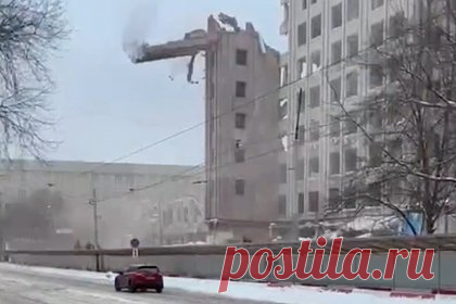 В Москве часть здания института рухнула на проезжую часть. В Москве во время сноса Российского университета транспорта (МИИТ), расположенного в Минаевском переулке, на проезжую часть обрушилась часть здания. На видео показано, что часть фасада падает прямо перед проезжающей мимо машиной. В результате никто не пострадал, на улице остановилось движение автотранспорта и трамваев.