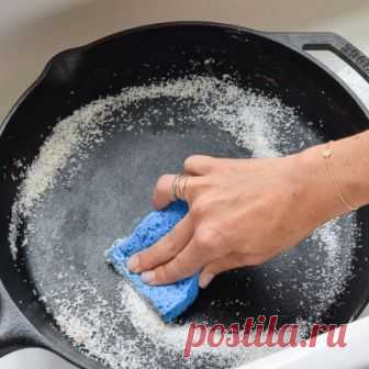 Народные способы очистки сковороды от нагара Сковорода – незаменимая кухонная утварь каждой хозяйки. Но со временем, в результате постоянного использования на дне, а также внутри сковороды скапливается толстый слой нагара, который не поддается удалению во время регулярного мытья посуды. 

