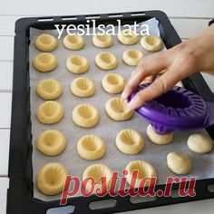 Aksam çayının yanina yetişir bence  Kıyir kiyir bol cikolata kapli bu harika kurabiyenin  tarifi  sizler icin   ÇİKOLATALI ÇİÇEK KURABİYE  125 gr Tereyağı  1 su bardağı pudra şekeri (200 ml) 1 adet yumurta 1/2  paket kabartma tozu 1 paket vanilya 3 su bardağı kadar un Üzeri ve Kenarların için 1 paket bitter çikolata  1 paket sütlü çikolata  Hindistan cevizi  YAPILIŞI; Kurabiyemizin hamurunun malzemelerini bir kasede yogurarak  hazı...