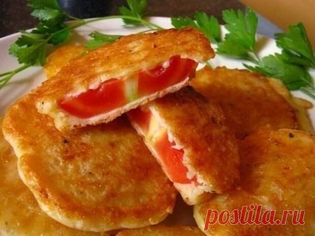 ПОМИДОРЫ В СЫРНОМ КЛЯРЕ С ЧЕСНОКОМ - Узнал сам расскажи другому все самое интересное - медиаплатформа МирТесен Ингредиенты: 4 крепких плотных помидорасушеная молотая паприкачеснок молотый или свежий, натертый на мелкой теркечерный или красный молотый перец150 гр. твердого сырамайонез или сметана — 2 ст. ложкияйца — 2 шт.растительное масло для жарки