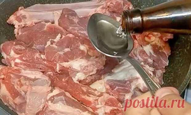Сочное мясо на обычной сковороде: добавили немного уксуса - Steak Lovers - медиаплатформа МирТесен Многим хозяйкам известно, что на сковороде почти любое мясо часто получается недостаточно сочным. Решить проблему просто, нужно лишь добавит пару столовых ложек уксуса. Кроме того, при новом способе приготовления мясо приобретает едва уловимый дымный привкус — почти как настоящий шашлык. Нам