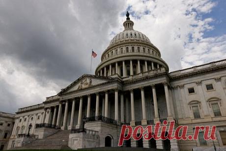 Кризис в Конгрессе США вызвал масштабный всплеск отставок. Число сенаторов и членов Палаты представителей США, подавших заявление об отставке, впервые за 12 лет достигло рекордного уровня. 12 конгрессменов (шесть республиканцев и шесть демократов) подали в отставку из-за внутреннего кризиса в Конгрессе и борьбы Республиканской партии вокруг бюджетных законов о госрасходах.