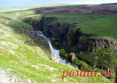 ԱՆԻ-Ախուրյան գետի կամուրջը

Ե՞րբ ենք կրկին վերանորոգելու մեր հայրենիքի երկու մասերը իրար կապող այս կամուրջը: Այն սպասում է հայ շինականին:
...Երբ ամեն մի հայի սիրտ բաբախի միմիայն իր հայրենիքի հզորացման,բարգավաճման եւ արդարութունը վերահաստատելու ճամբին ոչ մի արգելքի առջեւ կանգ չառնելու հաստատակամութեամբ...