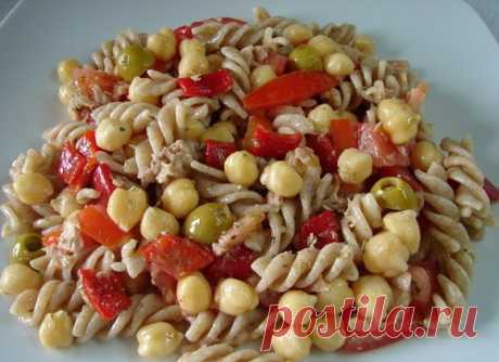 Макаронный салат с перцем и нутом