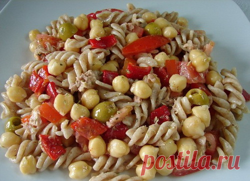 Макаронный салат с перцем и нутом
