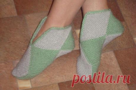 Тапочки из квадратов

ВЫ УМЕЕТЕ ВЯЗАТЬ ПРОСТОЙ КВАДРАТ? ОТЛИЧНО!
ТАПОЧКИ ИЗ КВАДРАТОВ.
ТАПОЧКИ ИЗ КВАДРАТНЫХ МОТИВОВ. 
Яркие и красивые получаются женские тапочки, связанные своими руками. Для работы потребуются спицы номер 3. Пряжа шерстяная или полушерсть,2 мотка по 100 гр. Длина нити 250 метров. Пряжа двух или более цветов – по желанию. Выполняются на одну тапочку 8 отдельных квадратов, связанных платочной вязкой( лицевые и изнаночные ряды – лицевые петли). Квадрат : 18...