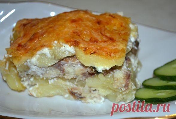 Картофельная запеканка со скумбрией. Теперь это блюдо — одно из любимых в нашей семье 
Ингредиенты:
— 1 кг картофеля— 600 г скумбрии— 150 г сыра— майонез— соль и перец – по вкусу
Приготовление:
 
Скумбрию разделываем на маленькие кусочки, удаляя из нее все косточки. Ставим на плиту кас…