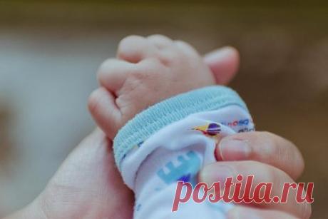 Найдена биологическая причина феномена внезапной смерти младенцев. Ученые Бостонской детской больницы и Гарвардской школы медицины нашли свидетельства, указывающие на биологическую причину синдрома внезапной детской смертности. Феномен связан с изменениями в серотонинергической системе головного мозга, в частности с уровнем активности рецептора серотонина 2A/C.
