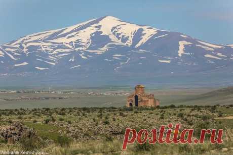 ՄՐԵՆԻ ԿԱԹՈՂԻԿԵ ԵԿԵՂԵՑԻ 639թ
Լուսանկարված ՀՀ տարածքից։
Մի Անի էլ Մրենն է,սահմանի բերանին ու Թուրքիայի տարածքում մնացած
Գմբեթավոր բազիլիկ տիպի հայկական եկեղեցի Kingdom of Armenia-Մեծ Հայքի Ararat Այրարատ նահանգի Շիրակ գավառում:Գտնվում է`Ախուրյանի աջափնյա գետեզրի մոտ,Բագարանից ոչ հեռու,պատմական Մրեն քաղաքի տարածքում:Սեբեոսի վկայությամբ կառուցվել է իշխան Դավիթ Սահառունու կողմից,շինարարությունն ավարտվել է 639-640թթ:
Պատկանում է գմբեթավոր բազիլիկ եկեղեցիների տիպին,լայնությունը 20մ