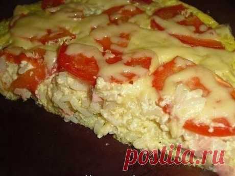 Запеканка с рисом, сыром и колбасой 

Ингредиенты: 
- Рис отварной, 
- Сыр (типа &quot;Голландского&quot;), 
- Колбаса (у меня вареная), 
- Яйцо (1-2 шт.) 
- Помидоры 
- Сметана (майонез) 

Приготовление: 
Перемешать все вместе: рис, колбасу (мелко нарезать), яйцо, 2/3 сыра (через терку). Выложить все на смазанную маслом форму, сверху смазать сметаной (майонезом) и распределить тонко нарезанный помидор. Запекать в духовке минут 15, за 5 минут до