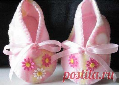 Пинетки для малыша или домашние тапочки своими руками / Шитье, вязание для детей на спицах и крючком с описанием / КлуКлу. Рукоделие - бисероплетение, квиллинг, вышивка крестом, вязание