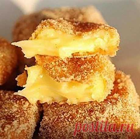 Жареное молоко - вкуснятина необыкновенная

Ингредиенты (на 6 порций): 
-0,5 л молока, 
-150 г сливочного масла, 
-300 г муки, 
-150 г сахара, 
-3 яйца, 
-250 г панировочных сухарей, 
-растительное масло для жарки, 
-немного порошка корицы, 
-кожура половины лимона. 

Приготовление 
1. Сливочное масло бросить в сотейник и поставить его на огонь. Пока оно растапливается, отделить желтки от белков. 

2. Когда масло растопится, убавить огонь и всыпать в сотейник примерно две ...