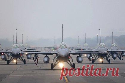 США отложили поставку истребителей на Тайвань. Сроки поставок на Тайвань истребителей F-16V из США увеличились, заявил глава минобороны островного государства Цю Гочжэн. Как отметил министр, Тайбэй не будет требовать с Вашингтона выплаты за неустойки, так как контракт, заключенный еще в 2019 году, не предполагает штрафов за несвоевременную отправку истребителей.