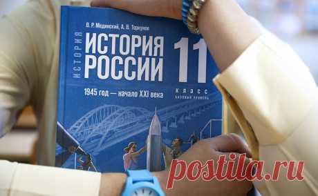 Мединский ответил на вопрос о пропаганде в учебнике истории. Помощник президента Владимир Мединский рассказал об исправлении параграфа учебника о депортации народов и объяснил критику за пропаганду и последствия «навязывания образа прошлого, противоречащего народной памяти»