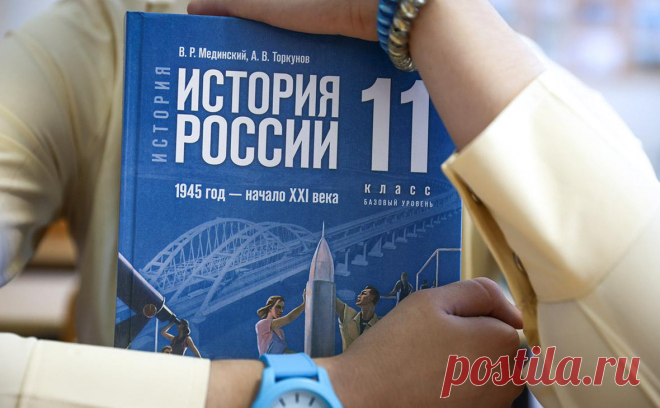Мединский ответил на вопрос о пропаганде в учебнике истории. Помощник президента Владимир Мединский рассказал об исправлении параграфа учебника о депортации народов и объяснил критику за пропаганду и последствия «навязывания образа прошлого, противоречащего народной памяти»