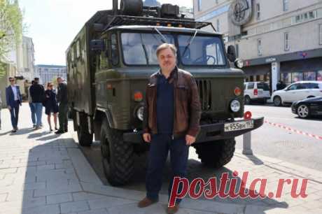 Актер Андрей Леонов вспомнил, за что недолюбливал отца. Звезда сериала «Папины дочки» вспомнил эпизод из своей юности.