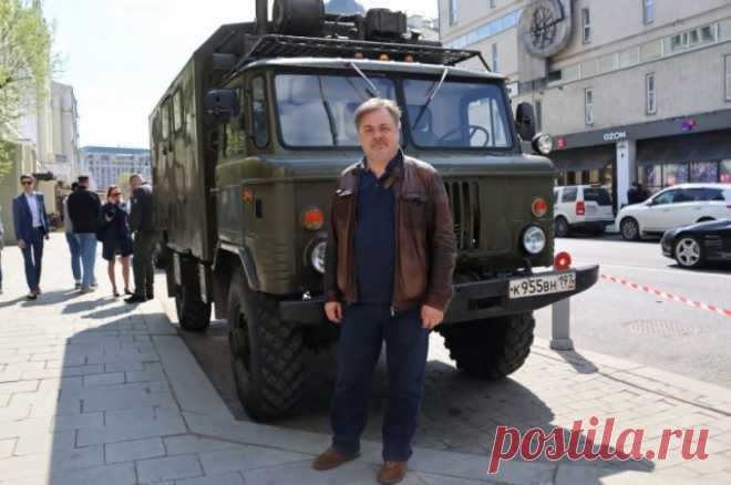 Актер Андрей Леонов вспомнил, за что недолюбливал отца. Звезда сериала «Папины дочки» вспомнил эпизод из своей юности.