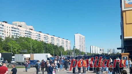 На юге Москвы эвакуируют торговый центр. На юге столицы эвакуировали посетителей и персонал торгового центра Columbus. Об этом сообщает Telegram-канал &quot;Осторожно, Москва&quot;. &quot;Очевидцы сообщают об эвакуации ТЦ Columbus возле станции метро &quot;Пражская&quot; в ...