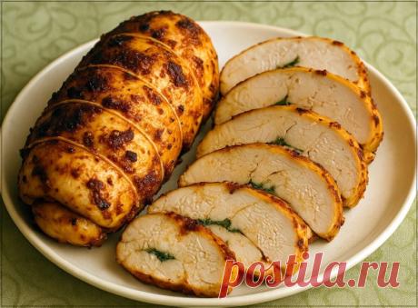Домашний рулет из куриной грудки
Получается плотным, сочным и ароматным: он хорошо режется на аккуратные ломтики.
Что понадобится
куриная грудка — 2 крупные штуки
чеснок — 3–4 зубчика
паприка — 1 столовая ложка
горчица — 1 чайная ложка
масло растительное — 1,5 столовые ложки
соль — 1 чайная ложка
перец чёрный — по вкусу
зелень — небольшой пучок

нитка кулинарная — для фиксации