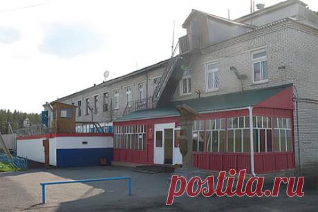 Стали известны подробности убийства сотрудника российской колонии заключенным. Прапорщик внутренней службы Дмитрий Беженар нашел Александра Литвинова на чердаке над швейным цехом и тот вонзил ему заточку в грудь. На крик раненого прапорщика на чердак пошел начальник караула. Ему Литвинов также нанес несколько ударов заточкой, от полученных ранений офицер скончался.