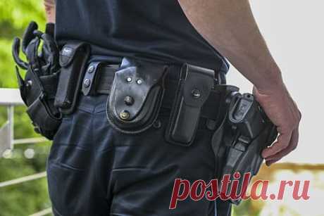 Стюардесса принесла в аэропорт заряженный пистолет и угодила в полицию. Стюардесса неназванной иностранной авиакомпании из Аризоны принесла в международный аэропорт Филадельфии заряженный пистолет и угодила в полицию. По данным Управления транспортной безопасности, когда бортпроводница проходила проверку перед полетом, у нее нашли оружие и арестовали ее.