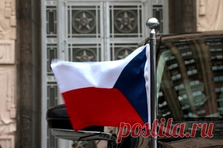 В Чехии рассказали о ведущем страну «под монастырь» споре с Россией. Автор чешского издания Časopis argument Иво Шебестик (Ivo Šebestík) раскритиковал власти страны из-за курса на разрыв связей с Россией и заявил, что дело во Врбетице подведет Чехию под монастырь. По его словам, Прага выдвигает необоснованные обвинения в адрес Москвы в связи со взрывами складов в деревне Врбетице.