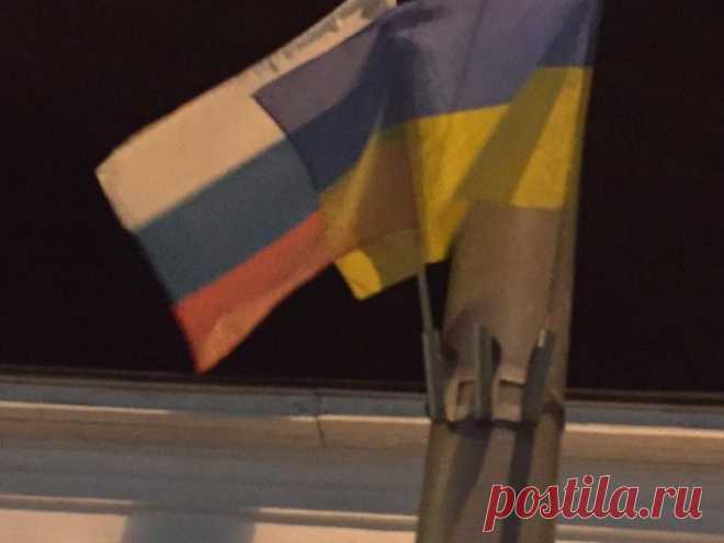 Диверсия: В центре Киева развесили флаги России | Что твориться В мире