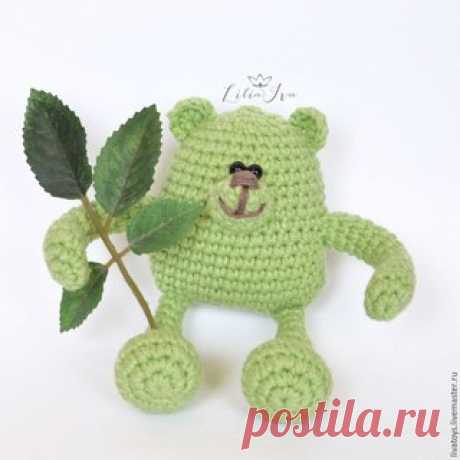 Вяжем игрушку «Мишка» амигуруми 
#Описание@amigurumi_best

Для вязания этого мишки были использованы :

пряжа Bari от SEAM-145 м. в 50 гр.;
крючок 2 мм;
наполнитель холлофайбер;
проволока в оплётке 2,5 мм;
полубусины для глазок;
мулине для вышивки;
игла для штопки с большим ушком;
пассатижи;
клей момент прозрачный.
Условные обозначения:

1) вп- воздушные петли

2) сбн- столбик без накида

3) пр- прибавка, провязывается 2 сбн в 1 следующую петлю

4) уб- убавка, 2 сбн провяз...