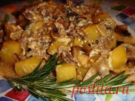 Очень вкусное жаркое
Ингредиенты:
На три горшочка по 0,5л:
400г картофеля
2 средние луковицы
400г куриных желудков
2 веточки розмарина
6 горошин черного перца
150г жирной домашней сметаны
150мл сливок 22%жирности
3 крупных шампиньона
Способ приготовления:
Помытые и обработанные желудки нарезать тоненькими полосочками, картофель кубиками. Лук нарезать полукольцами и обжарить до золотистого цвета.
Все сложить в одну емкость, заправить сметаной, посолить и хорошо перемешать, разложить по горшоч