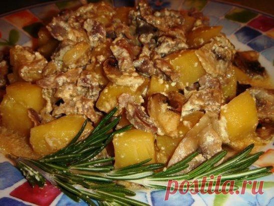 Очень вкусное жаркое
Ингредиенты:
На три горшочка по 0,5л:
400г картофеля
2 средние луковицы
400г куриных желудков
2 веточки розмарина
6 горошин черного перца
150г жирной домашней сметаны
150мл сливок 22%жирности
3 крупных шампиньона
Способ приготовления:
Помытые и обработанные желудки нарезать тоненькими полосочками, картофель кубиками. Лук нарезать полукольцами и обжарить до золотистого цвета.
Все сложить в одну емкость, заправить сметаной, посолить и хорошо перемешать, разложить по горшоч
