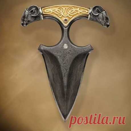 Нож тычковый. Дамасская сталь. Резьба по рогу.