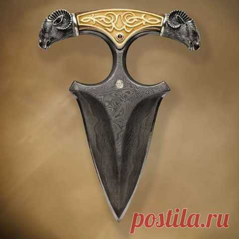 Нож тычковый. Дамасская сталь. Резьба по рогу.
