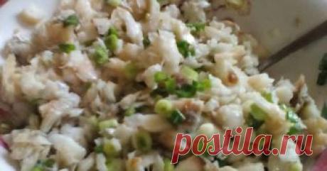 Салат "Владивосток" Автор рецепта Люда Калашникова Салат "Владивосток" - пошаговый рецепт с фото. На самом деле я понятия не имею, как называется этот рыбный салат, да и есть ли у него название. Но впервые попробовала я его именно в этом городе. И вот уже более 30 лет он частый гость намоем столе. Никаких особых продуктов не требуется, готовится быстро и очень легко и вкусный. А что еще надо?!