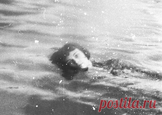 ***
Хорошо, когда верится, плачется и щемит,
Чувства есть
И фонтаном хлещут,
Превращают в обломки вещи,
Бьют в потолок,
Образуют десятки трещин
На твоем «Все равно»,
Будто есть у него лимит.

Наберешь удивленно: «Пожалуйста, обними».

Но твое «Все равно»
Обросло миллионом корок
И пожухлой травой, над которой кругами ворон,
Но твое «Я хочу»
По диаметру, как окурок.

И стоит на нуле ежедневно температура.

Видно, важное что-то не вычислил, не просек,
Чистишь зубы у зеркала,
...
