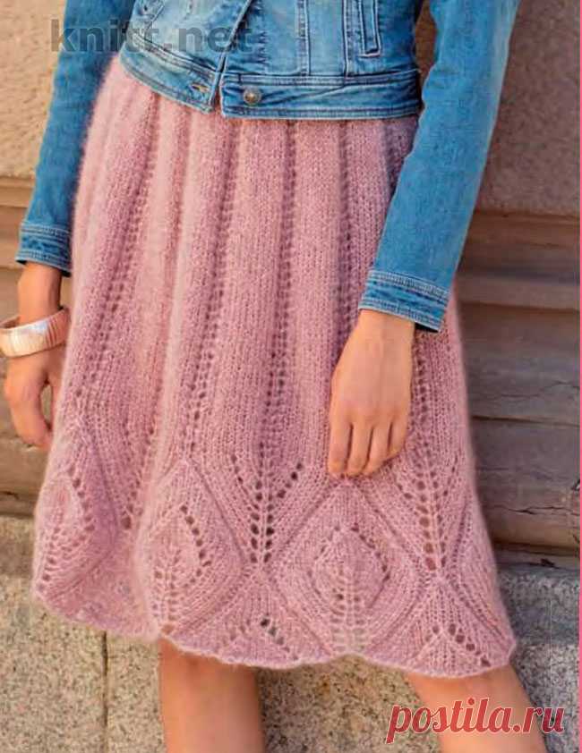 Вязаная юбка с ажурным бордюром Вязаная юбка с ажурным бордюром. С кроссовками и джинсовой курткой слегка расклешенная юбка из отборного мохера обретет повседневный характер.