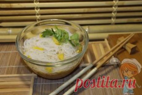 Фунчоза, не имеющая собственного вкуса и запаха, подается с заправкой, соусом терияки, соевым соусом. Вегетарианцы и приверженцы здорового питания ценят бобовую лапшу за низкую калорийность. Заправка для фунчозы своими руками приготовленная из отборных ингредиентов придаст блюду неповторимый вкус и азиатский колорит.