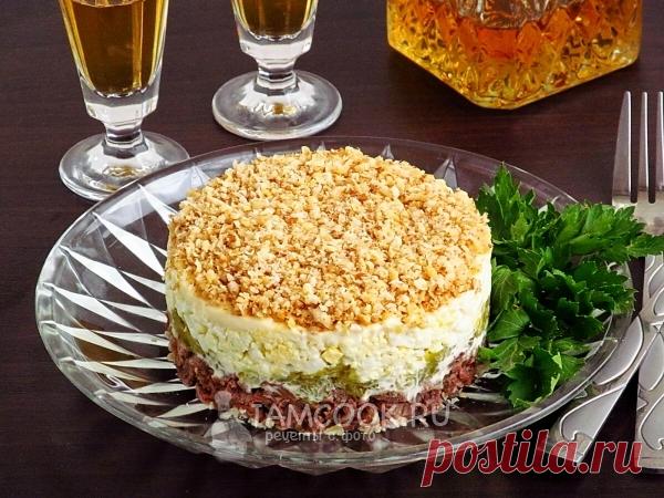 Слоеный салат «Мачо» с говядиной — рецепт с фото Салат «Мачо» считается чисто мужским блюдом, хотя я не заметила, чтобы от него отказывались и представители слабого пола. Это идеальная закуска под крепкие горячительные напитки. Лучше всего его подавать к праздничному столу или дружеской вечеринке. Благодаря солёным огурцам, он имеет в меру пикантный, но не резкий вкус. Такое стоит попробовать!