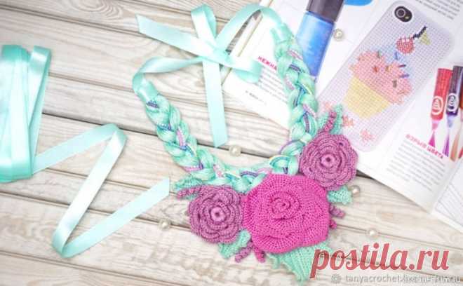 Колье с вязаными элементами «розы». МК  Т.Матиясевич | Вязаные крючком аксессуары АВТОР Татьяна Матиясевич
 
Материалы:1. Пряжа: мерсеризованный хлопок в любимых вами оттенках и толщине нити. Я взяла тоненький «Ирис» Gamma.  Можно использовать также «Ирис» от ПНК им.С.М.Кирова, он плотнее.2. Крючок 0.8 мм (для пряжи «Ирис»). Если ваша пряжа толще, понадобится крючок...