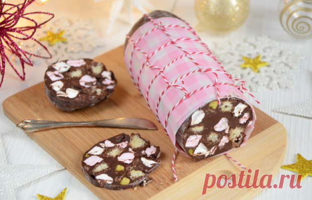 Шоколадная колбаса с маршмеллоу - KitchenMag.ru Шоколадная колбаса - любимое многими лакомство. Если добавить маленькие маршшмеллоу, фисташки и печенье, то получается еще вкуснее.