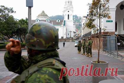 Россиянка в Эквадоре описала настроение в стране фразой «люди в панике». Россиянка, живущая в пригороде города Кито в Эквадоре, рассказала о попытках наркокартелей захватить власть в стране. Она надеется на жесткий ответ властей и считает, что упоминание президентом конкретных банд и слова «террористы» по отношению к ним, развязывает руки военным. Однако неясно, каким будет ответ картелей.