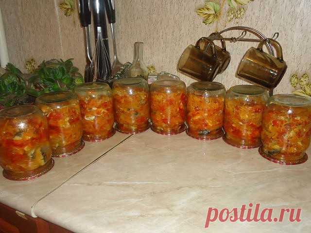 Скумбрия  с овощами .
6 скумбрий, 1 кг лука, 1,5 кг моркови, 2 кг помидор, соль 2 ст. ложки без горки, сахар 180 гр., раст. масло 1 стакан, перец, лавровый лист. Лук порезать, морковь через терку, добавить масло, соль, сахар и тушить 10 мин. Затем добавить порезанные помидоры и еще тушить 15 мин. Добавляем скумбрию порезанную кружочками по 1 см ( я хребет отделяла и резала примерно по 5 см), перец, лаврушку и варить 1,5 часа. В конце варки добавить 2 чайн. ложки уксуса 70%...