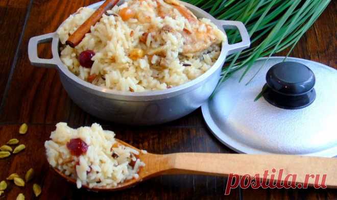 Курица с кардамоновым рисом | Foodbook.su Нежная курочка и просто потрясающий рис, пропитанный куриным наваром и восточными пряностями. Вкусное, уютное, домашнее блюдо. В оригинале используется сушеная черника, можно заменить на изюм или
