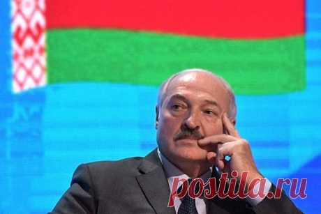 Лукашенко призвал окунуть белорусов в «глубину законодательной матрицы». Президент Белоруссии Александр Лукашенко заявил, что жителям страны необходимо ориентироваться на Конституцию, а не на главу республики, членов парламента и правительства. Он призвал убедить белорусов «жить по закону» и высказался о необходимости окунуть их в «глубину законодательной матрицы».